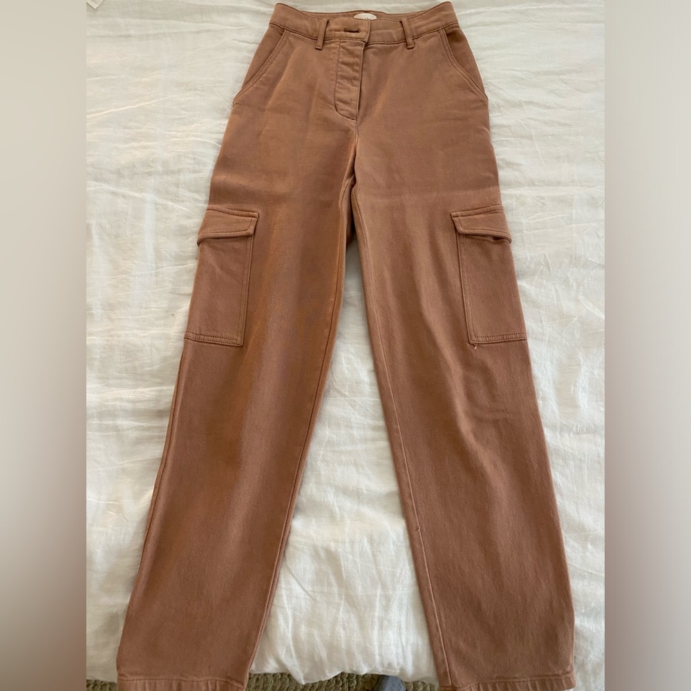 Aritzia Wilfred Free Modern Cargo Pant - High-waisted twill cargo pants